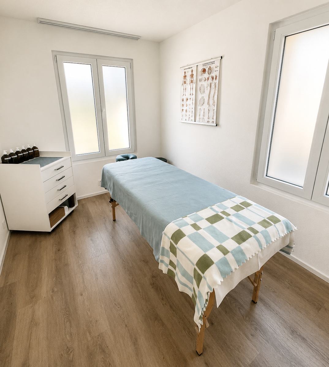 Das Behandlungszimmer von Massage Jasmine in Biberist mit Massageliege und Anatomietafel