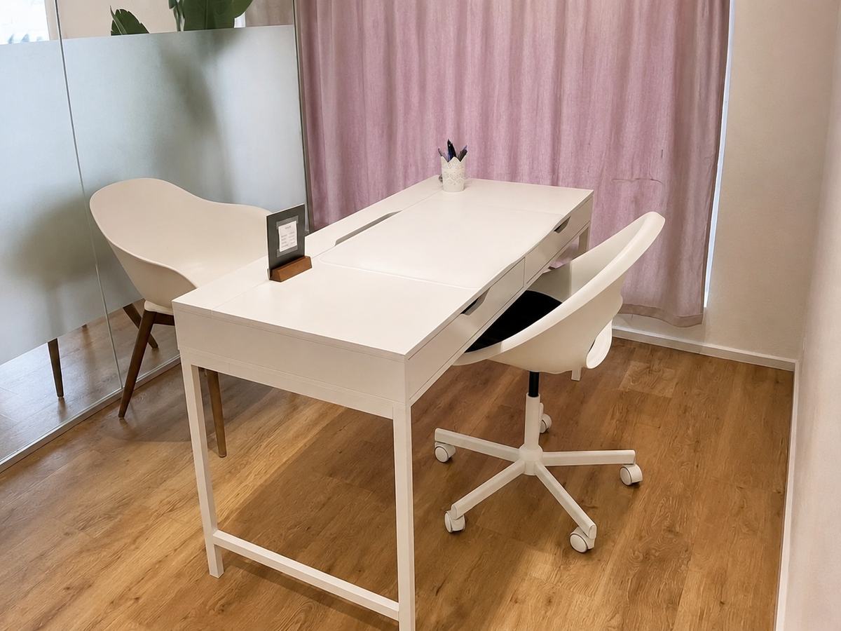 Schreibtisch im Besprechungszimmer der Massagepraxis Massage Jasmine